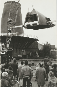 A-423 Plaatsing van de kap op de molen Ons Genoegen aan de Oude Vlissingseweg te Middelburg die in 1964 afbrandde en in ...