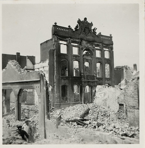 A-430 De gevel van de Provinciale Bibliotheek aan de Lange Delft te Middelburg, na het bombardement