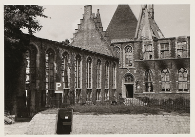 A-434 Gezicht op een deel van de gehavende Abdij aan de Groenmarkt te Middelburg, na het bombardement; op de voorgrond ...