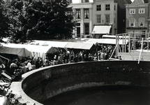 A-436 Markt gehouden op de Dam te Middelburg, met rechts enige noodwinkels in aanbouw