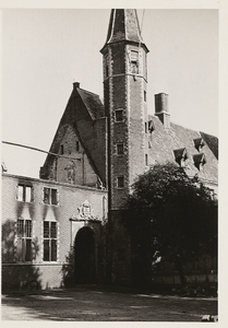A-441 Gezicht op de westzijde van de Abdij te Middelburg, met wapenschild van Zeeland, na het bombardement
