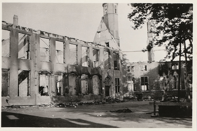 A-443 Gezicht op het huis van de commissaris der Koningin in Zeeland in de Abdij te Middelburg, na het bombardement