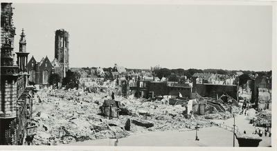 A-454 Gezicht van de Markt te Middelburg en omgeving, vanaf het Stadhuis, na het bombardement