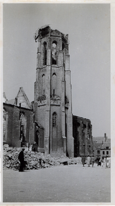 A-455 Gezicht op de gehavende Abdijtoren te Middelburg, na het bombardement