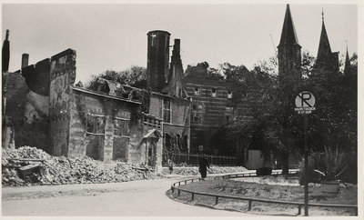 A-456 Gezicht op de Abdij aan de Balans te Middelburg, met fontein, na het bombardement