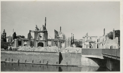 A-457 De restanten van het Oost-Indisch Huis aan de Rotterdamsekaai te Middelburg, met een deel van de brug en kade, na ...