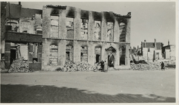 A-459 Het restant van de sociëteit St. Joris en andere huizen aan de Balans te Middelburg, na het bombardement