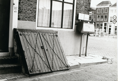 A-537IV Kelderluik, deel van de pui en stoep van het pand Bellinkstraat 49 te Middelburg voor de restauratie