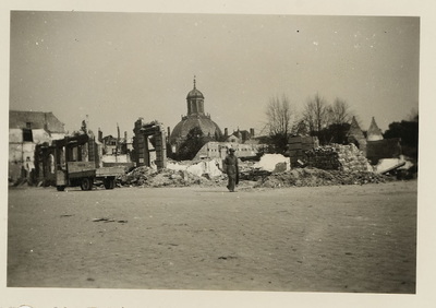 A-542 De restanten van het Oost-Indisch Huis aan de Rotterdamsekaai te Middelburg met op de achtergrond de Oostkerk