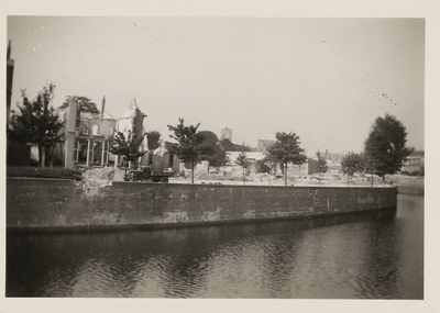 A-543 Een deel van de Dwarskaai en het dok te Middelburg, na het bombardement