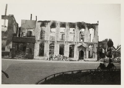 A-546 Het restant van de sociëteit St. Joris aan de Balans te Middelburg, na het bombardement