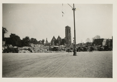 A-551 Gezicht op de Abdijtoren en de Nieuwe Kerk te Middelburg, na het bombardement