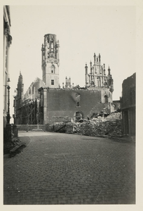 A-554 Puin aan de achterzijde van het Stadhuis te Middelburg, vanuit de Lange Noordstraat, na het bombardement