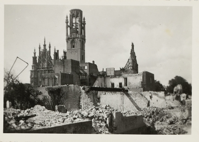 A-555 De achterzijde van het Stadhuis aan de Stadhuisstraat te Middelburg, na het bombardement