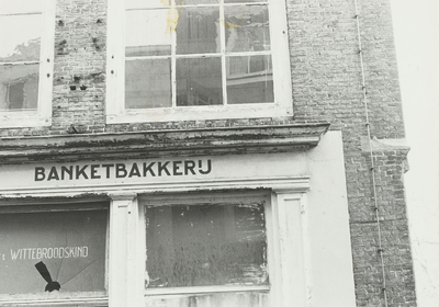 A-558II Gedeelte van de voorgevel van de brood- en banketbakkerij in de Korte Noordstraat 20 te Middelburg vóór de ...