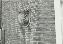 A-558XCVI Stenen ornament in voorgevel van het pand Korte Noordstraat 40 te Middelburg vóór de restauratie
