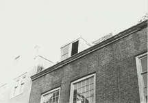 A-558XVII Bovenzijde van de voorgevel van het pand Korte Noordstraat 22 te Middelburg vóór de restauratie