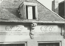 A-558XXXIV Versierde lijst, met console van de dakgoot van het pand Korte Noordstraat 28 te Middelburg vóór de restauratie