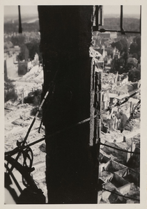 A-560 Gezicht vanaf de Abdijtoren op de Abdij te Middelburg, na het bombardement