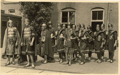 A-570IV Groepsfoto van als Romeinse soldaten verklede deelnemers in de historische optocht te Middelburg ter ...