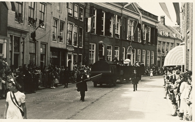 A-570IX Een praalwagen (stoomtrein) in de historische optocht door de Lange Noordstraat te Middelburg ter gelegenheid ...
