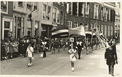 A-570V Een vereniging in de historische optocht in de Lange Noordstraat te Middelburg ter gelegenheid van de Kroningsfeesten