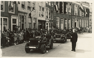 A-570VI Jeeps in de historische optocht te Middelburg ter gelegenheid van de Kroningsfeesten