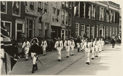 A-570XIII Deelnemende groep als Engelse matrozen in de historische optocht in de Lange Noordstraat te Middelburg ter ...
