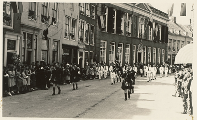A-570XIV Schotse fluitspelers voor een groep Engelse matrozen in de historische optocht in de Lange Noordstraat te ...