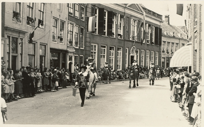A-570XV Vertegenwoordigers van de Staten-Generaal te paard in de historische optocht in de Lange Noordstraat te ...