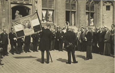 A-575 Leden van de Vereniging Uit het Volk voor het Volk met hun vaandel voor het stadhuis te Middelburg