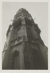 A-583XXXVI Hangbak onder aan de uitsteeksteiger bij de restauratie van de abdijtoren, de Lange Jan te Middelburg