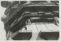 A-584VIII Slechte toestand van de houtconstructie onder het kroonplat bij de restauratie van de abdijtoren, de Lange ...