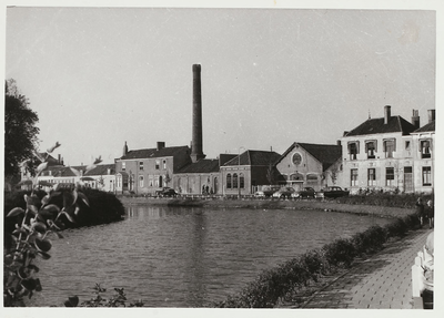 A-589 Gezicht op de bedrijfsgebouwen van houthandel Alberts aan de Seisdam en Acher de Houttuinen te Middelburg