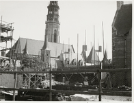 A-594 De bouw van het Provinciehuis te Middelburg, vanuit de Sint Pieterstraat, op de achtergrond de Abdijtoren