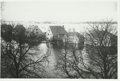 A-595 Gezicht op de latere Griffioenwijk te Middelburg ter hoogte van de Seissingel tijdens de inundatie