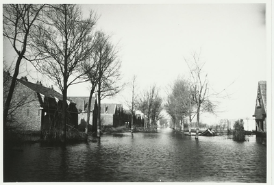 A-603 Gezicht op de Veerseweg te Middelburg tijdens de inundatie