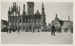 A-629 Gezicht op het stadhuis aan de Markt te Middelburg, na het bombardement