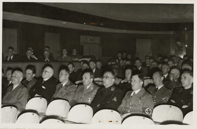 A-650 Duitse en Nederandse autoriteiten (o.a. W. Münzer, J. Dekker en P. Dieleman) tijdens een bijeenkomst in de zaal ...