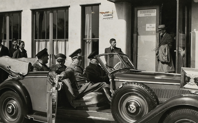 A-652 Duitse autoriteiten (o.a. Beauftragte W. Münzer) in een auto voor de schouwburg te Middelburg
