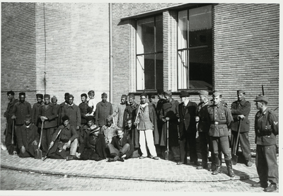 A-653 Duitse soldaten met Marokkaanse krijgsgevangenen bij het schoolgebouw van de C.O.A.K. aan de Zuidsingel te Middelburg