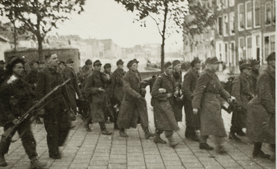 A-658 Geallieerde militairen en Duitse krijgsgevangenen op de Dam te Middelburg