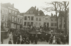 A-666 Geallieerden en hun voertuigen op de Dam te Middelburg, tijdens de bevrijding