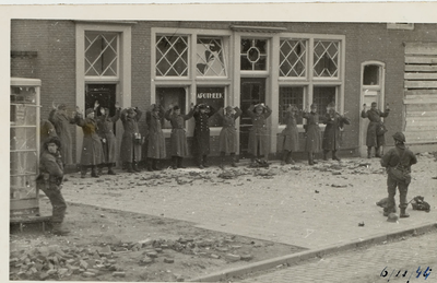 A-667 Duitse krijgsgevangenen onder schot gehouden voor de apotheek Pienbroek aan de Markt te Middelburg