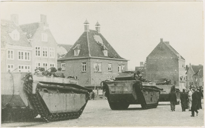 A-670 Geallieerde voertuigen op de Markt te Middelburg