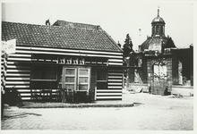 A-673 Noodwinkels op de Rotterdamsekaai te Middelburg opgetrokken bij het verwoeste Oostindisch Huis, met op de ...