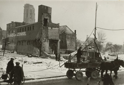 A-708 De restanten van de ijzerhandel D. de Jager aan de Lange Delft 17 te Middelburg, na het bombardement