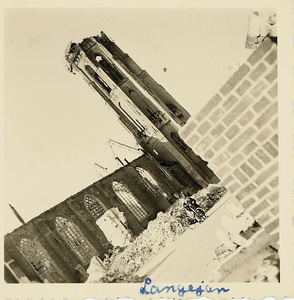 A-738 Gezicht op de Abdijtoren en de Nieuwe Kerk te Middelburg, na het bombardement