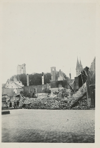 A-740 Een gehavende Abdij te Middelburg, vanaf de Haringplaats, na het bombardement