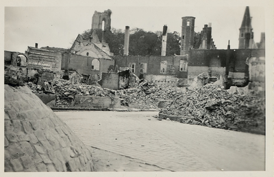 A-742 Een deel van de Abdij te Middelburg, vanaf de Haringplaats, na het bombardement